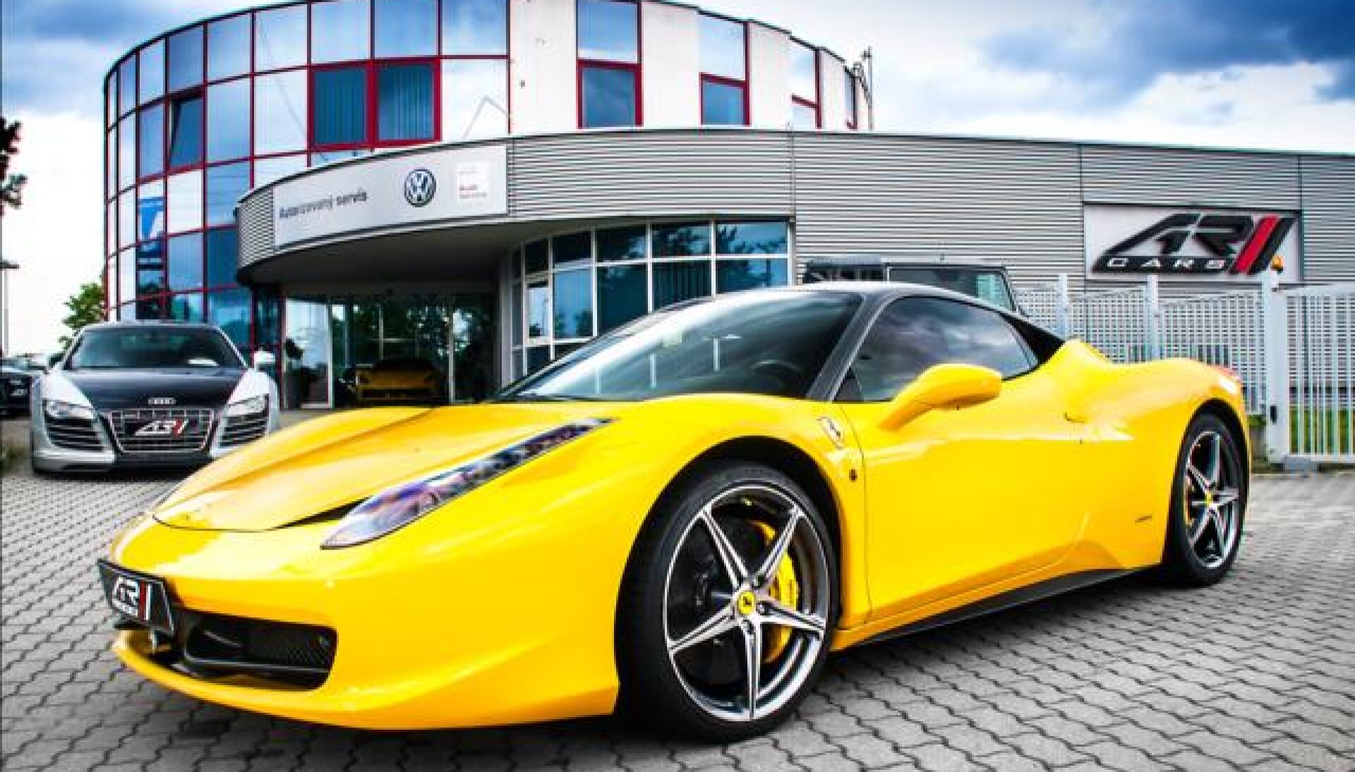 Ferrari 458 Italia, karbon paket, titan. výfuky, top stav