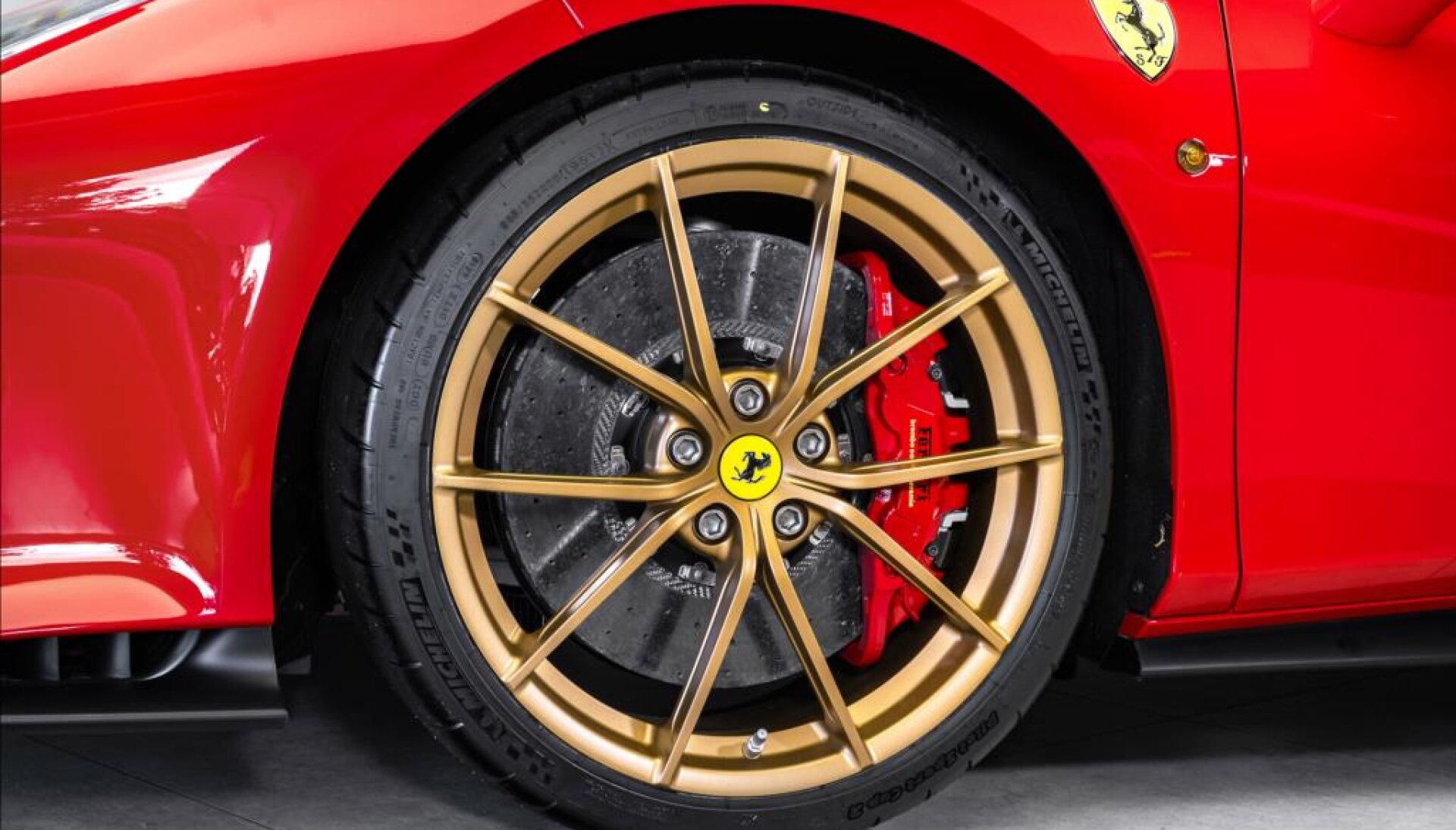 Ferrari 488 Pista coupe, JBL, lift, navigace
