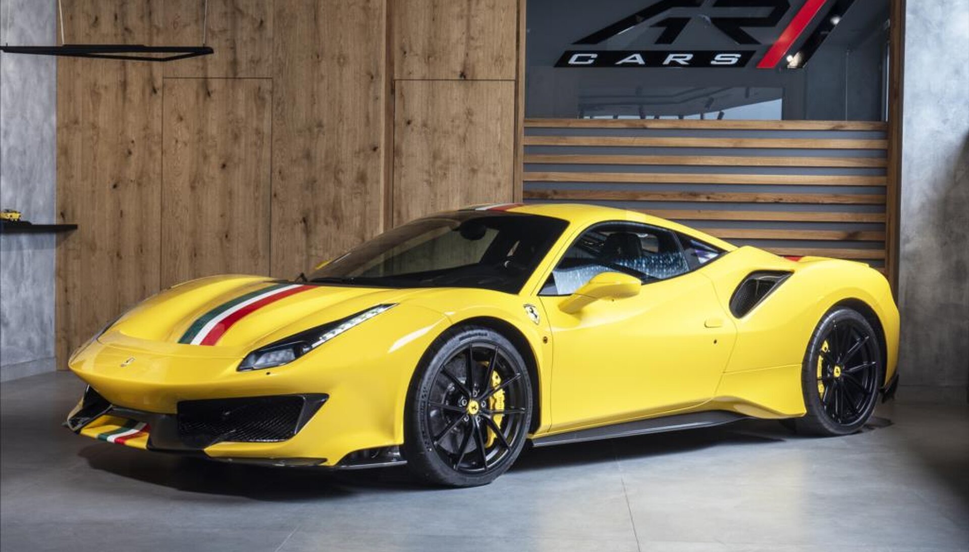 Ferrari 488 Pista, karbon, lift, JBL, tricolore