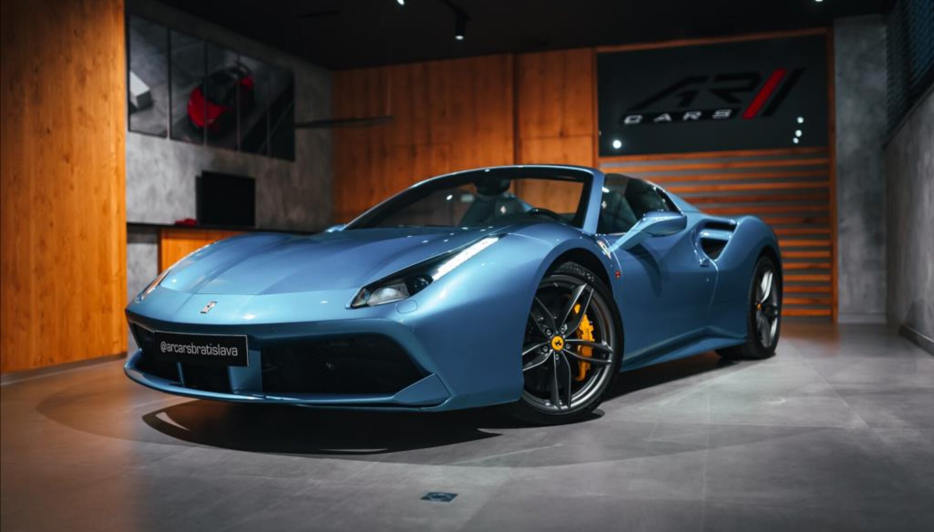Ferrari 488 SPIDER, CARBON, passenger displej, CZ