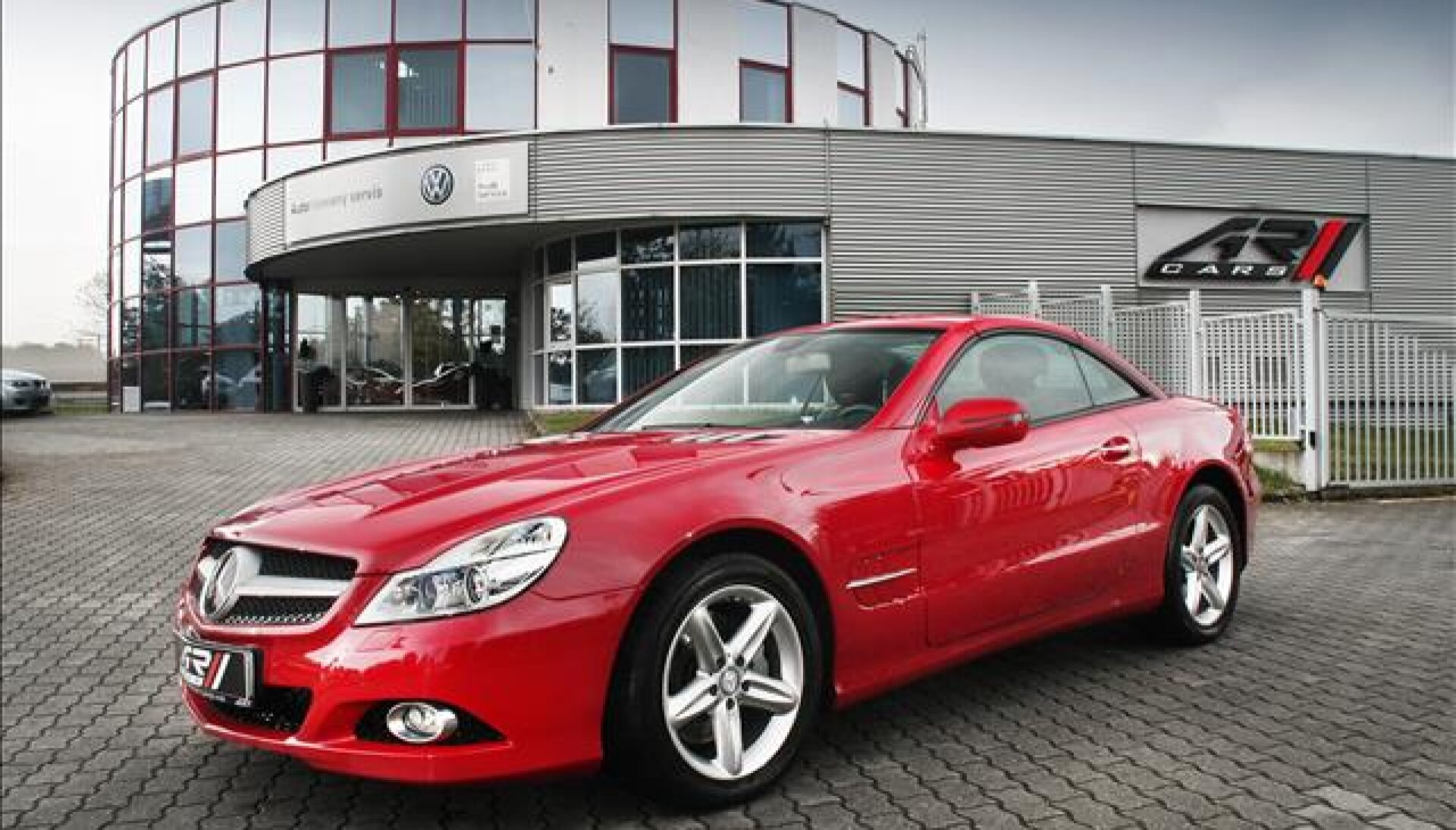Mercedes-Benz SL 300, adaptivní tempomat a světlomety, audio HK