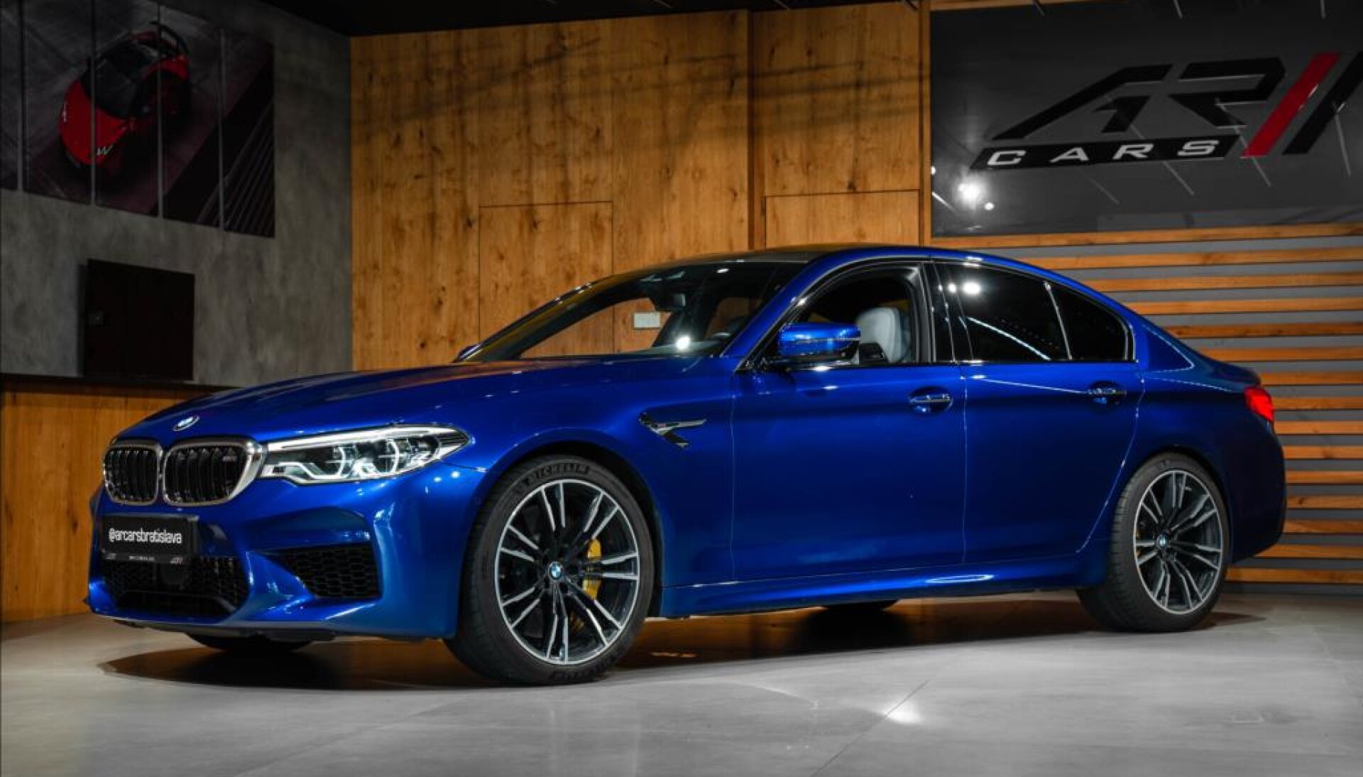 BMW M5 4,4 xDrive, VÝFUKY, CARBON-CERAMIC, 360, B&W