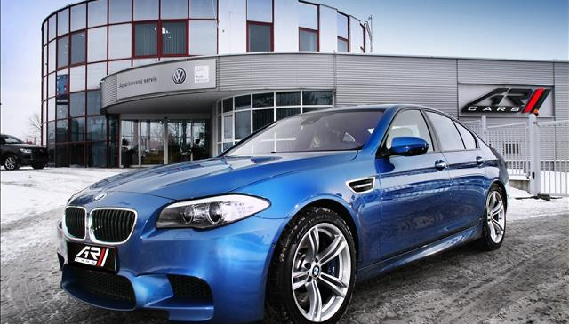 BMW M5 head up, softclose, ventilace, individual