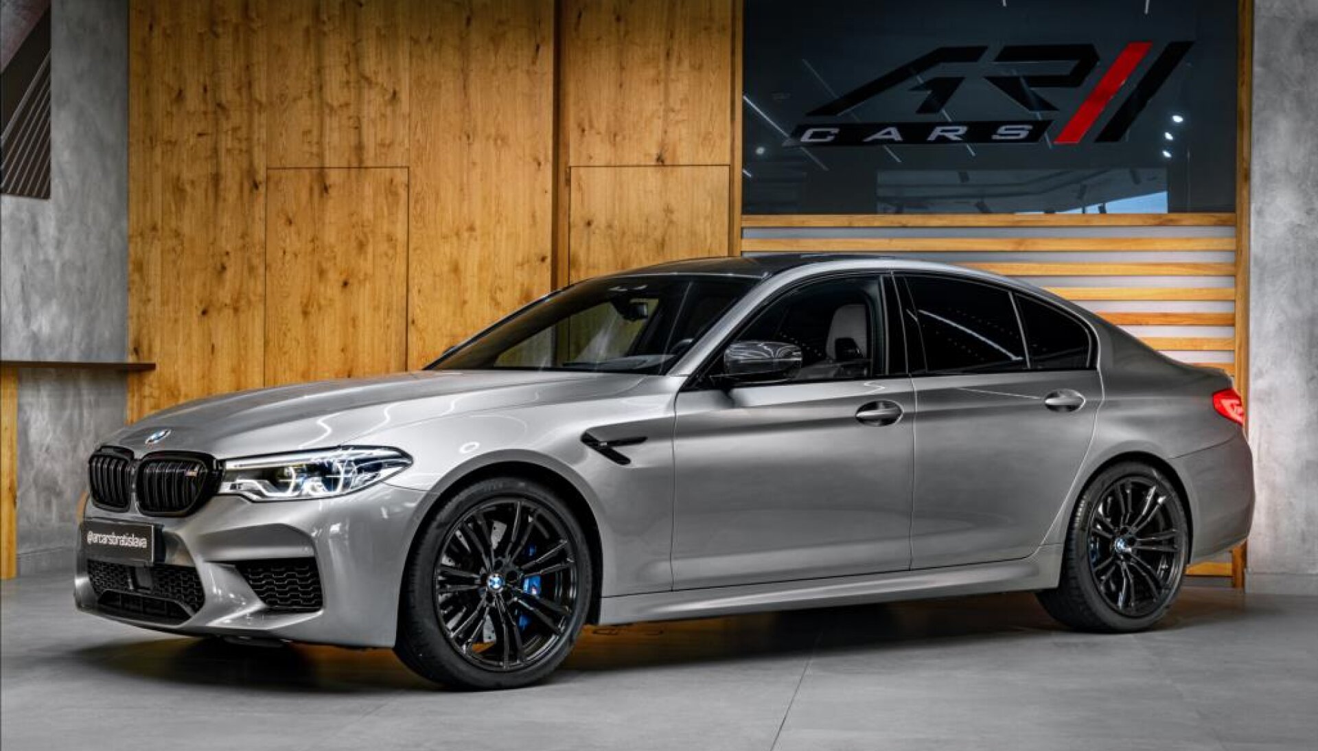BMW M5 4,4 M DRIVER´S PACK, MASSAGE, H/K, AKRAPOVIČ