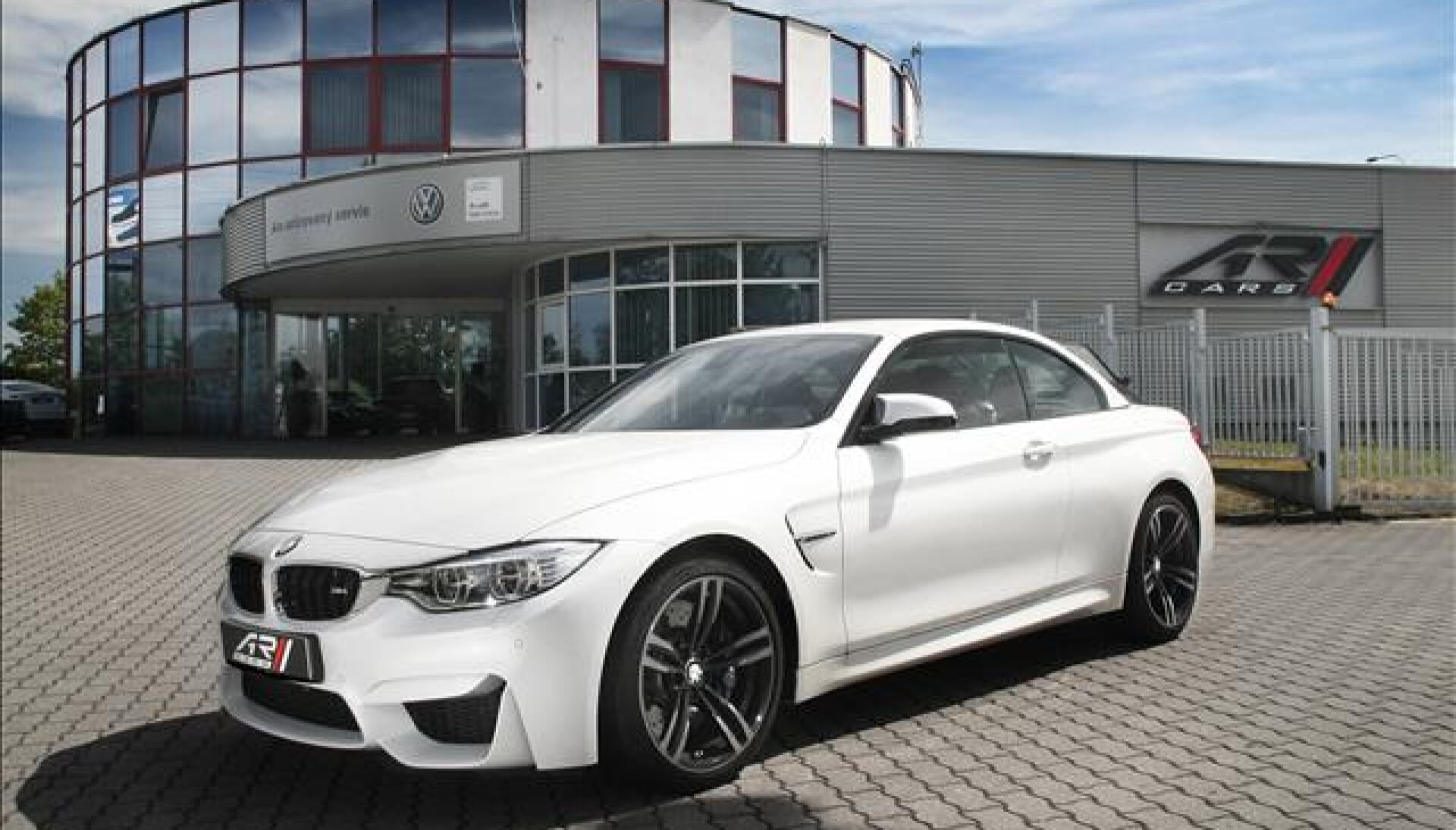 BMW M4 karbon, servodovírání, kamera individual,