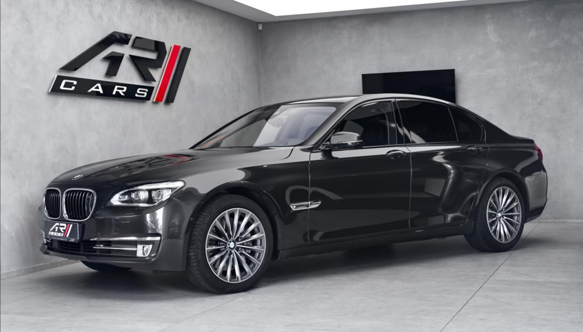 BMW Řada 7 750d xDrive, noční, HUD, asistenty