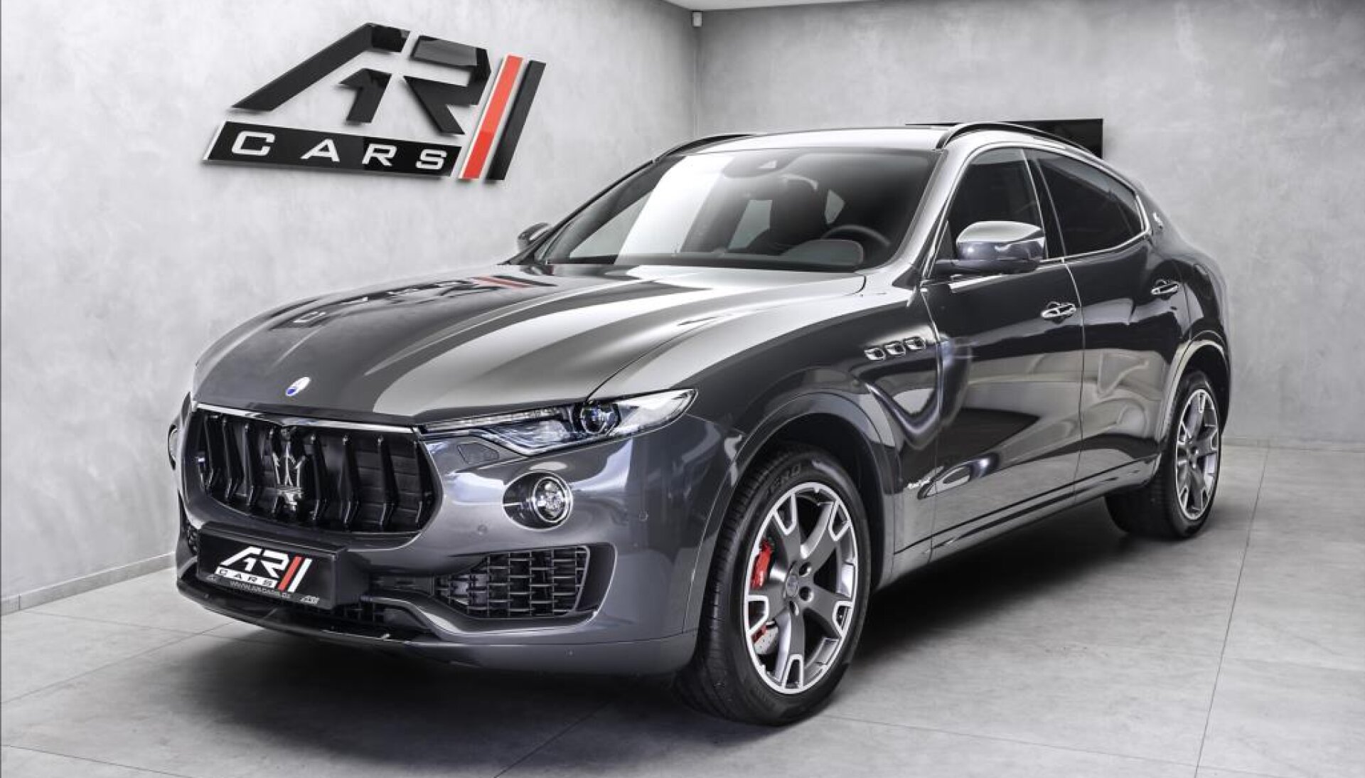Maserati Levante S Gransport SQ4, model 2018, servodověry, asistent
