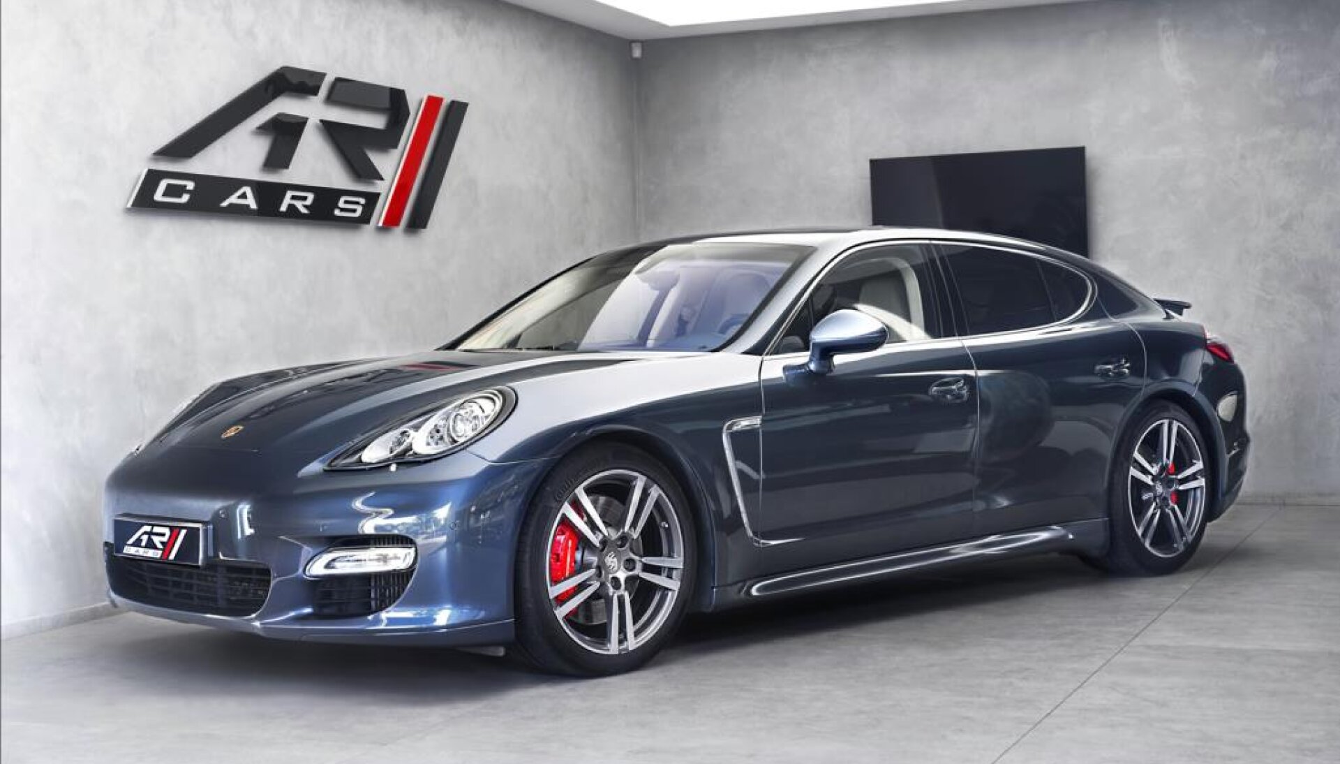 Porsche Panamera Turbo, bicolor interiér, sport chrono, PDCC