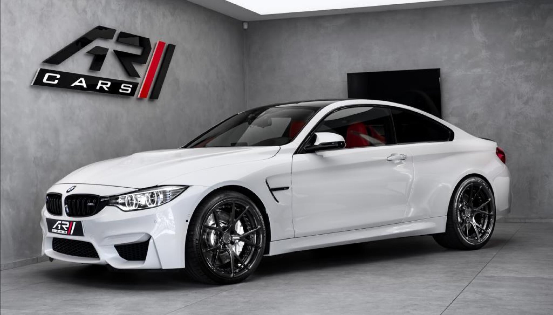BMW M4 coupe, LED, asistenty, kovaná kola, 520PS