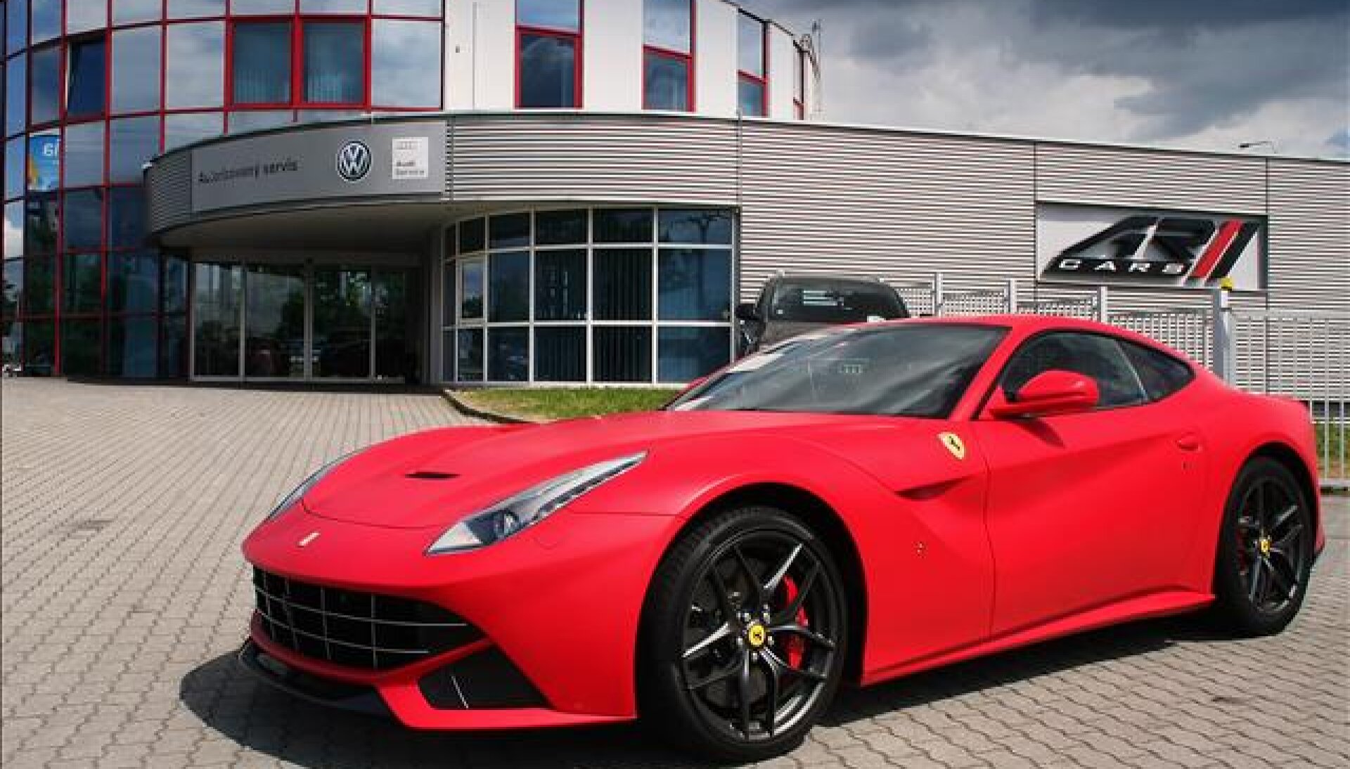 Ferrari F12 Berlinetta 7letý servisní paket Speciální červený mat