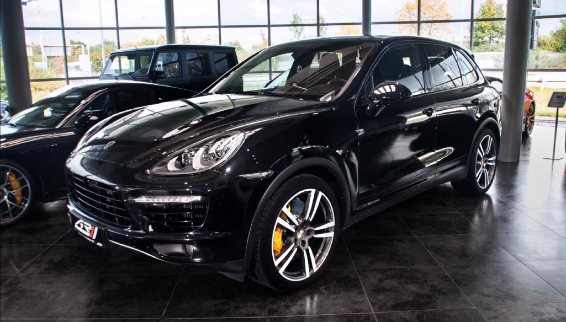 Porsche Cayenne Turbo keramiky, PDCC, panorama, ventilace, Bose