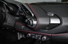 Ferrari 488 GTB, LEDs karbon, JBL, lift