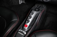 Ferrari 488 GTB, LEDs karbon, JBL, lift
