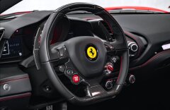 Ferrari 488 GTB, LEDs karbon, JBL, lift