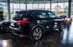 Porsche Cayenne Turbo keramiky, PDCC, panorama, ventilace, Bose