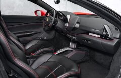 Ferrari 488 GTB, LEDs karbon, JBL, lift