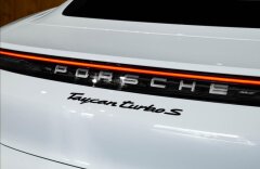 Porsche Taycan Turbo S, keramiky, karbon, PDCC, Matrix