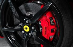 Ferrari 488 GTB, LEDs karbon, JBL, lift