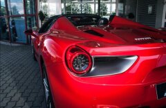 Ferrari 488 Spider, karbonová sedadla, kamera, skladem