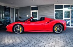 Ferrari 488 Spider, karbonová sedadla, kamera, skladem