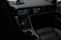 Porsche Taycan Turbo S, keramiky, karbon, PDCC, Matrix