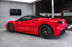 Ferrari 488 GTB, LEDs karbon, JBL, lift