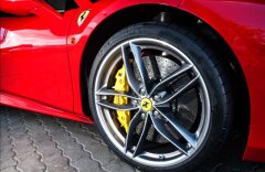 Ferrari 488 Spider, karbonová sedadla, kamera, skladem