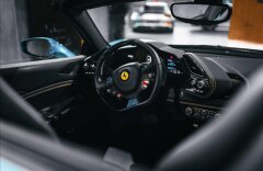 Ferrari 488 SPIDER, CARBON, passenger displej, CZ