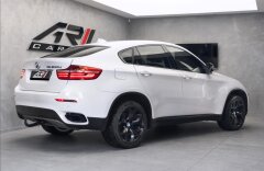 BMW X6 M50d xDrive, head-up, nezávislé top.