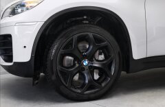 BMW X6 M50d xDrive, head-up, nezávislé top.