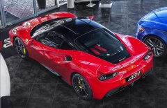 Ferrari  488 GTB, paket černý lesk