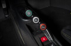Ferrari 488 Pista, karbon, lift, JBL, tricolore