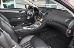 Mercedes-Benz SL 300, adaptivní tempomat a světlomety, audio HK