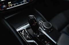 BMW Řada 5 4,4 M550i xDrive, H/K, HEAD-UP, PANO, LASER
