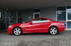 Mercedes-Benz SL 300, adaptivní tempomat a světlomety, audio HK