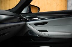 BMW M5 4,4 xDrive, VÝFUKY, CARBON-CERAMIC, 360, B&W
