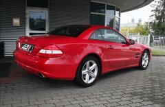 Mercedes-Benz SL 300, adaptivní tempomat a světlomety, audio HK