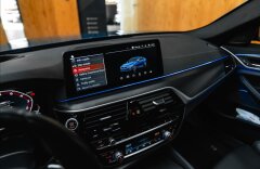 BMW Řada 5 4,4 M550i xDrive, H/K, HEAD-UP, PANO, LASER