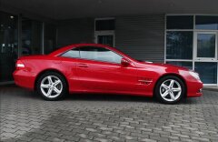 Mercedes-Benz SL 300, adaptivní tempomat a světlomety, audio HK