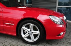 Mercedes-Benz SL 300, adaptivní tempomat a světlomety, audio HK