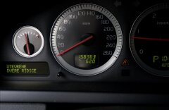 Volvo XC90 D5 AWD, 7míst, stropní DVD, CZ