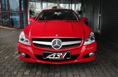 Mercedes-Benz SL 300, adaptivní tempomat a světlomety, audio HK