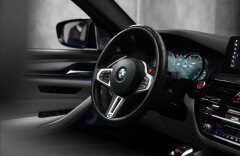 BMW M5 4,4 xDrive, VÝFUKY, CARBON-CERAMIC, 360, B&W