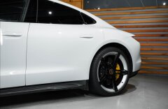 Porsche Taycan Turbo S, keramiky, karbon, PDCC, Matrix