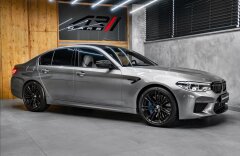 BMW M5 4,4 M DRIVER´S PACK, MASSAGE, H/K, AKRAPOVIČ