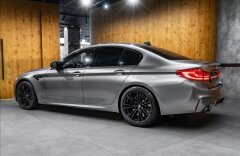 BMW M5 4,4 M DRIVER´S PACK, MASSAGE, H/K, AKRAPOVIČ