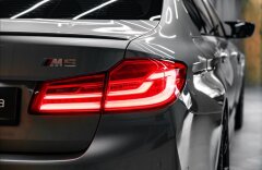 BMW M5 4,4 M DRIVER´S PACK, MASSAGE, H/K, AKRAPOVIČ