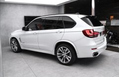 BMW X5 50i xDrive M paket, HUD, B&O, night, nezávislé