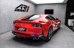 Ferrari 812 Superfast, lift, karbon, JBL