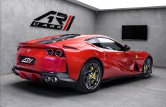 Ferrari 812 Superfast, lift, karbon, JBL